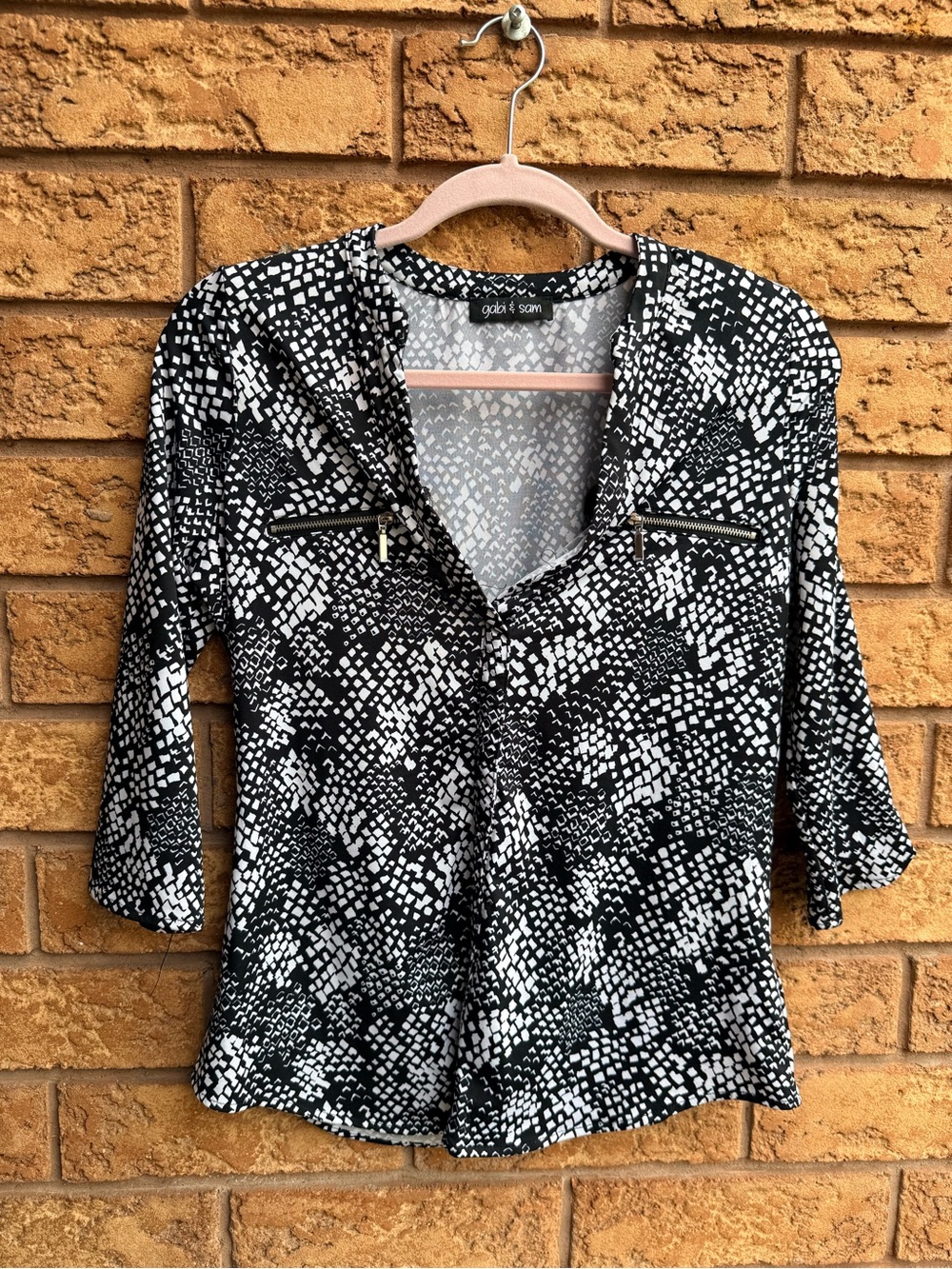 💫10/$25 • Gabi & Sam Black and White Abstract Print Blouse with Zipper Details